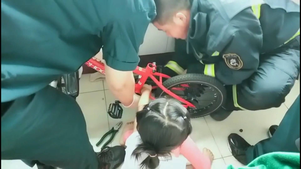 36秒 | 泰安3岁女孩手卡童车 消防紧急破拆救援