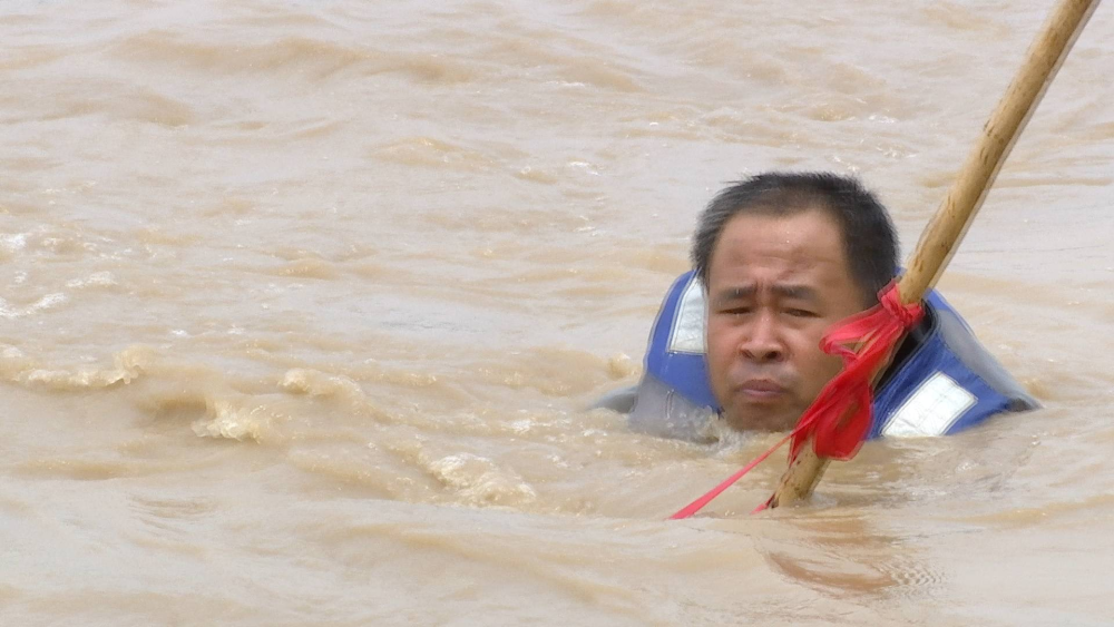 再现“以身试险”！ 济南“黄河阻泳第一人”再下水试陡滩 还原水下险情