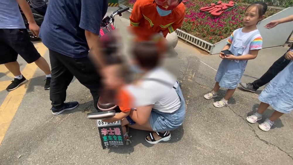 52秒 | 聊城3岁男童脚卡电动车 消防群众合力营救