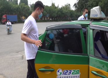 63秒丨潍坊热心“的哥”成了高考考生的“专属司机”
