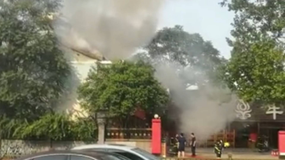 济南经四纬六路一家餐馆着火 木质屋顶被烧坏！