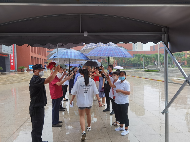 雨中情 “雨中為高考生撐傘” 山東省實驗中學現愛心快閃