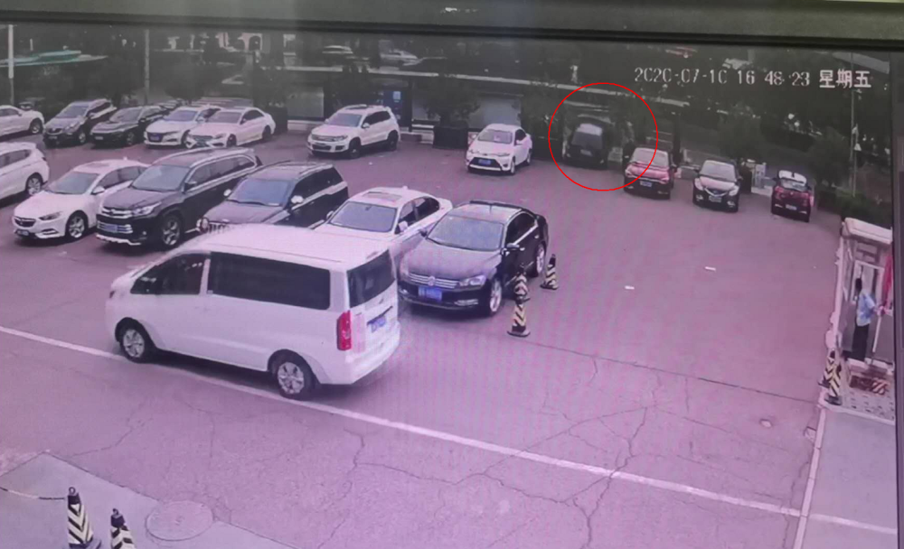 56秒丨济南一私家车停车时撞上公交站牌 等车乘客被顶到马路中央