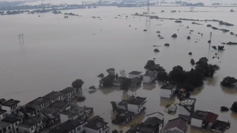 43秒丨实拍江西修河三角联圩溃堤 4000余人被紧急疏散