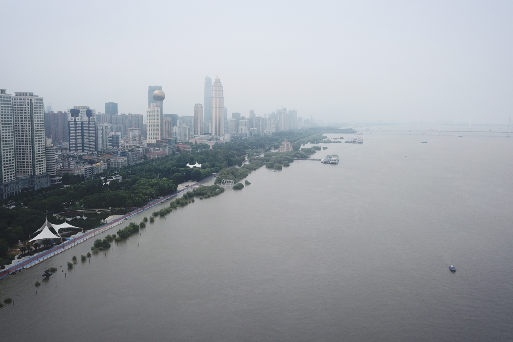 48秒｜闪电新闻记者武汉江堤直击：汉口江滩建成18年来首次全面过水行洪