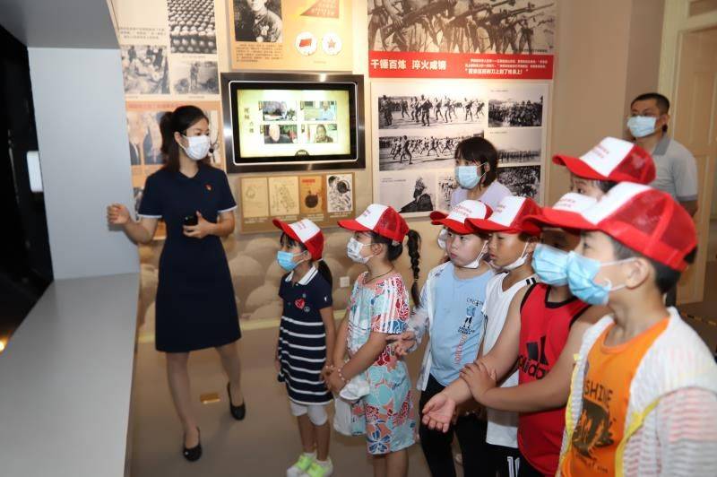 “五彩党建”——胶东革命纪念馆为社区志愿者开启红色文化之旅