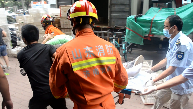 56秒丨一男子被升降货梯卡脚，济南消防1小时紧急救援顺利救出