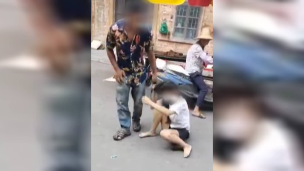 32秒丨男子当街暴打妻子拖拽头发抱起后重重摔在地上警方正在调查