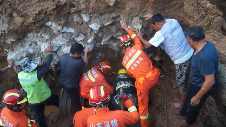 28秒丨施工过程中发生塌方 威海消防手扒泥块紧急救援