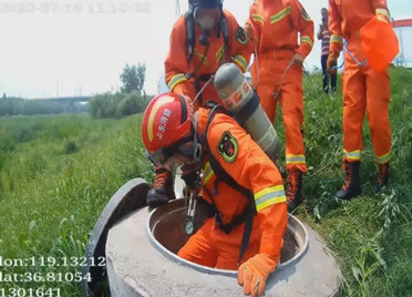 潍坊两村民井下抽水作业缺氧昏倒 消防紧急救援