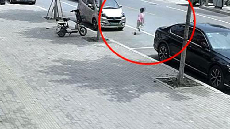 34秒丨惊险一幕！滨州阳信一小男孩横穿马路被车撞