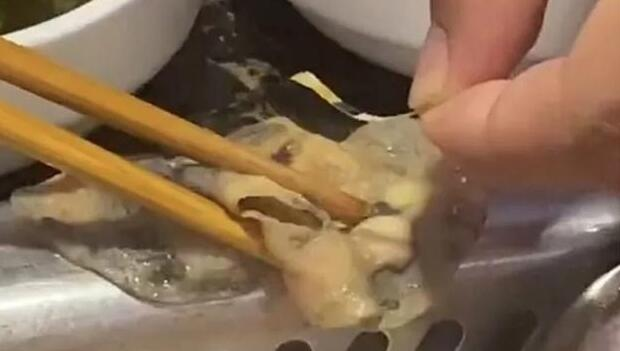 36秒｜济南市民海底捞吃出疑似塑料片！店方不接受采访 总部表示正在处理