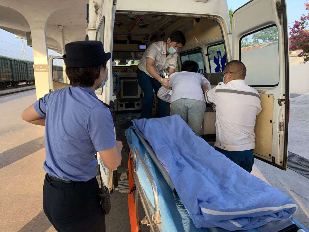 暖心！旅客突发疾病 济宁火车站工作人员紧急送医