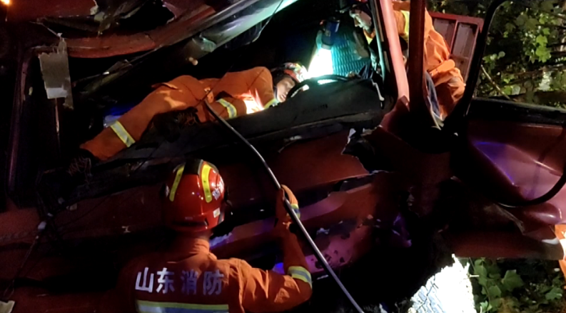 23秒|枣庄一大货车侧翻司机被困 消防员及时施救
