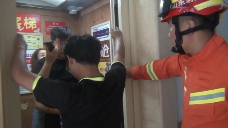 32秒｜临沂兰陵一小区电梯突发故障两人被困 消防快速救援