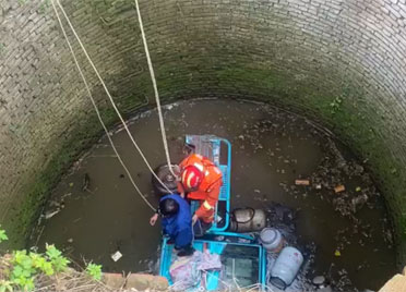 妇女骑电动三轮车坠入七米深井 潍坊消防紧急救援