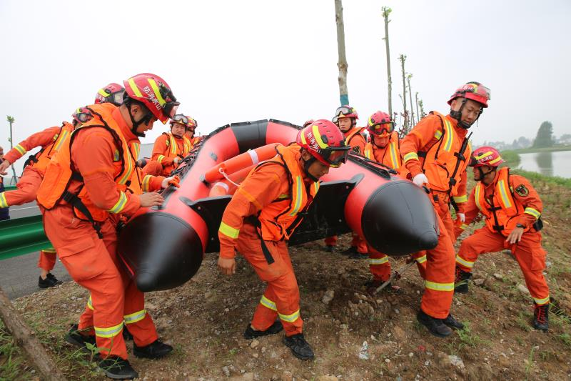 山东消防增援滁州抗洪 | 午饭时间：消防员为数不多的干燥时刻