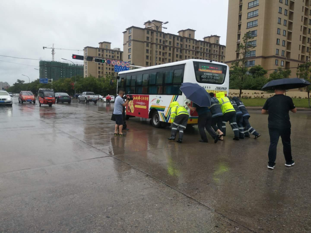 全员上路疏导交通，枣庄市中交警成为雨中最美风景线