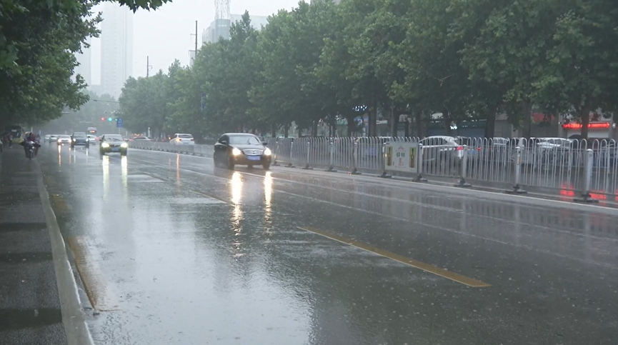 65秒丨大雨来袭！济宁交警全力投入确保道路安全畅通
