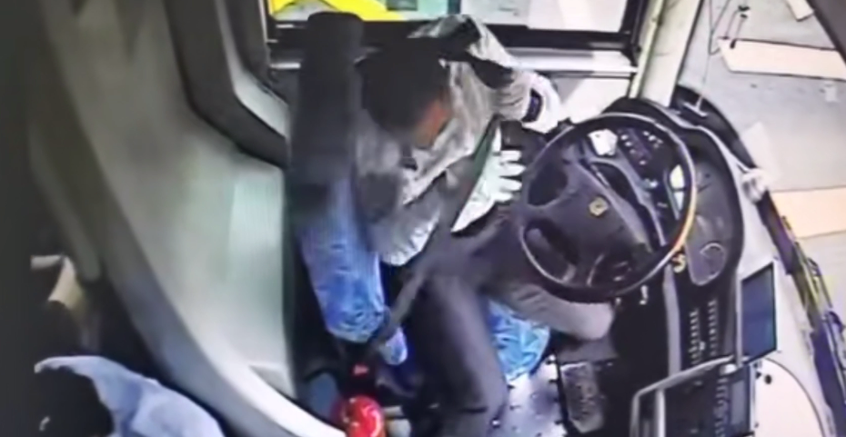 25秒丨紧急！济南公交车上年轻女孩突然晕倒在地 驾驶员和乘客提供帮助 目前已无危险