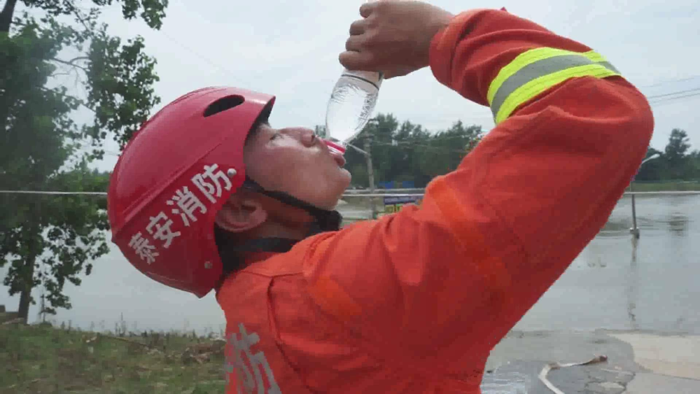 10秒喝完一瓶水！泰安消防员十余小时坚守抗洪抢险一线：不累，就是渴
