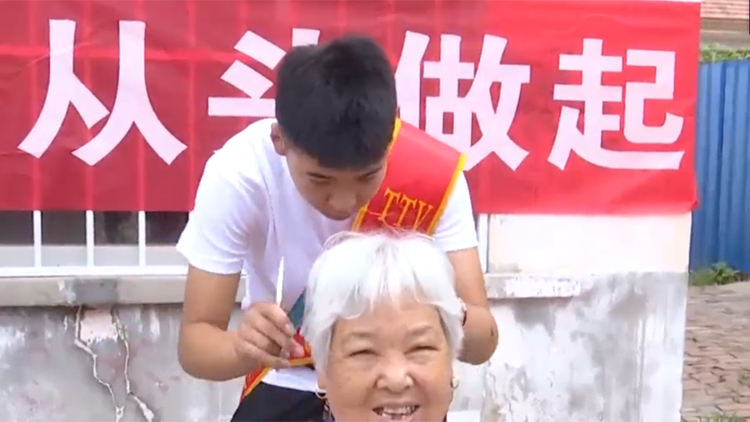 43秒丨暖心！滨州阳信一理发店免费为社区老人理发