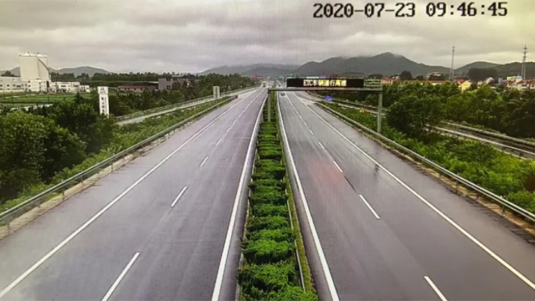 25秒丨威海高速公路全线大风降雨，通行正常