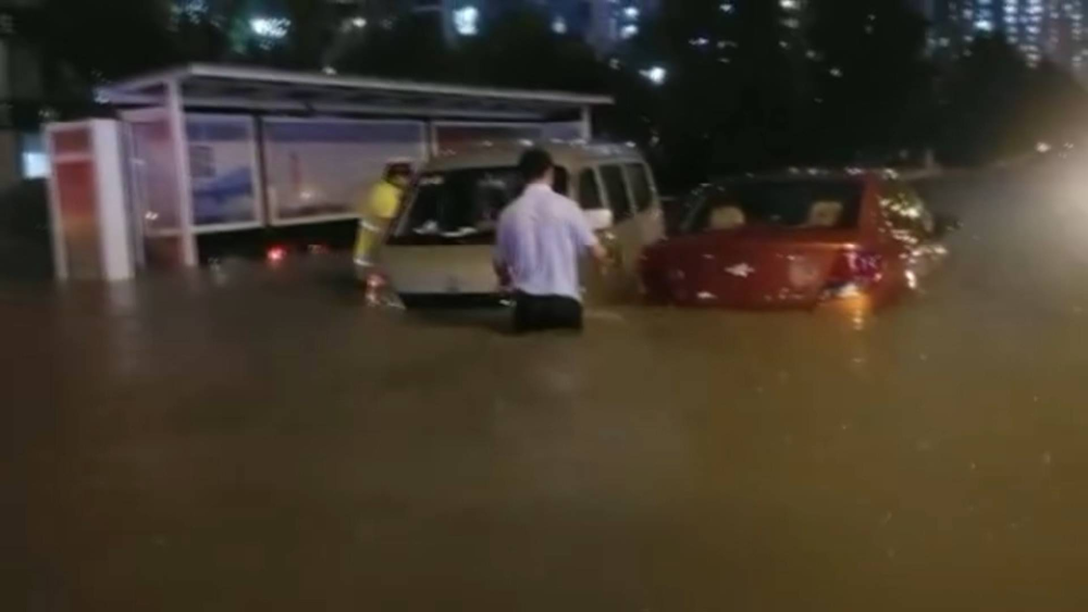 32秒丨日照市区普降暴雨多处街道积水严重 多辆私家车遇水熄火