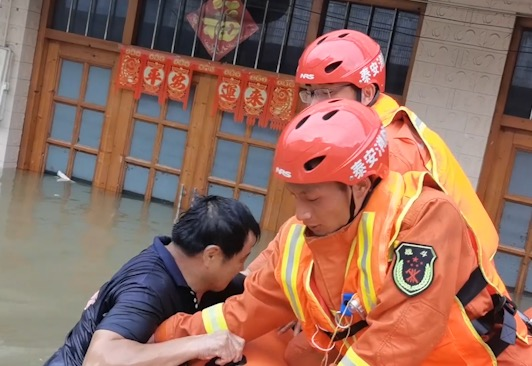 安徽滁州一男子被困家中4小时 泰安消防开皮划艇紧急救援