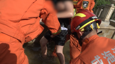 21秒丨儿童脚卡小区水池 威海消防紧急救援