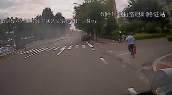 26秒丨路遇汽车自燃 日照公交3位驾驶员挺身而出合力灭火