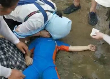 這就是山東丨海水浴場度假遇兒童溺水 山大二院女醫生死神手中奪回性命
