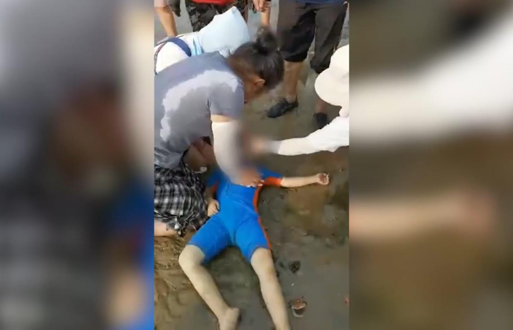 73秒｜威海海水浴场男孩溺水昏迷 度假医生挺力相救挽回性命