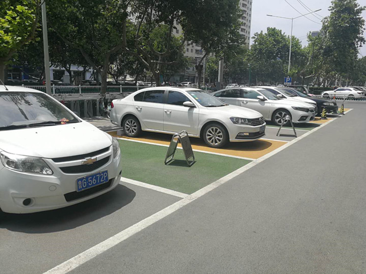 潍坊公共停车位调查：公共空间变“自留地” “花式”奇招挤占车位