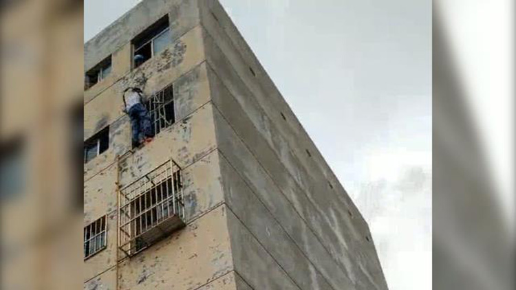 34秒丨滨州一棉宿舍内失火 一男子爬窗救出被困男孩