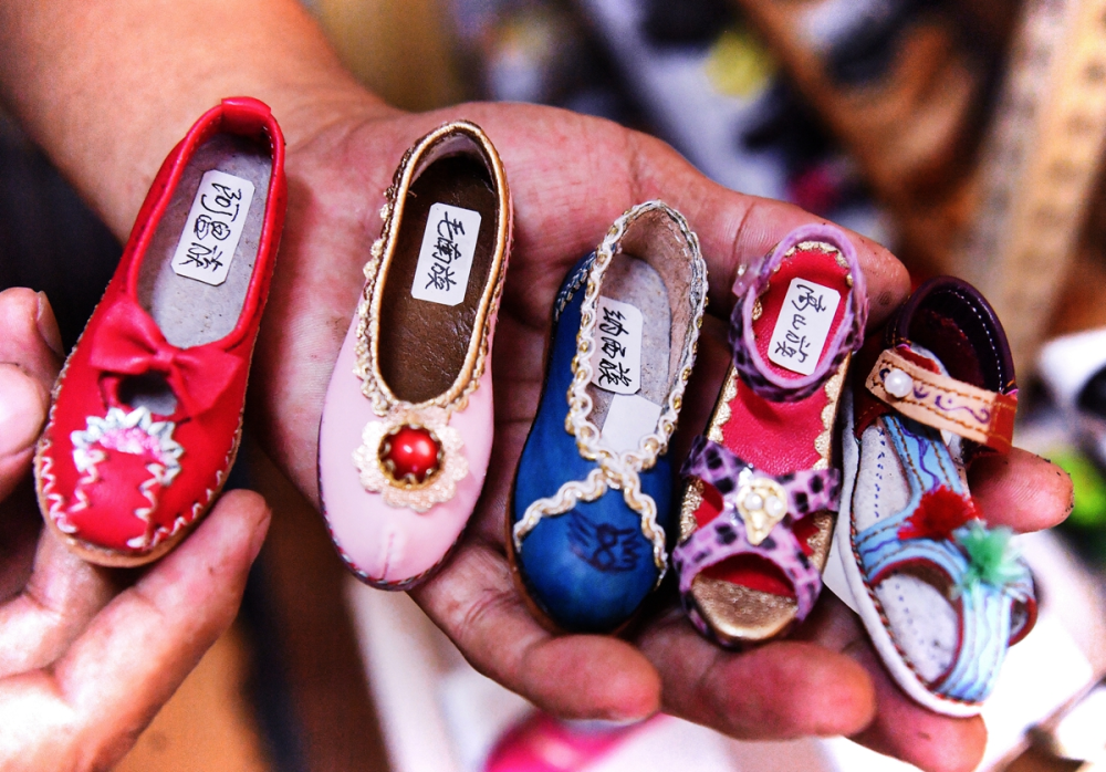 影像力｜济南老鞋匠耗时六年打造“56个民族”微型鞋