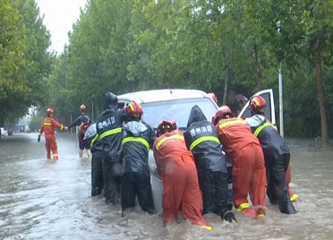 46秒丨德州：面包车雨中陷水坑 消防人员紧急救援助脱困