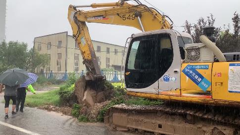 36秒丨暴雨致车辆通行受阻！德州陵城调动挖掘机排除城市内涝