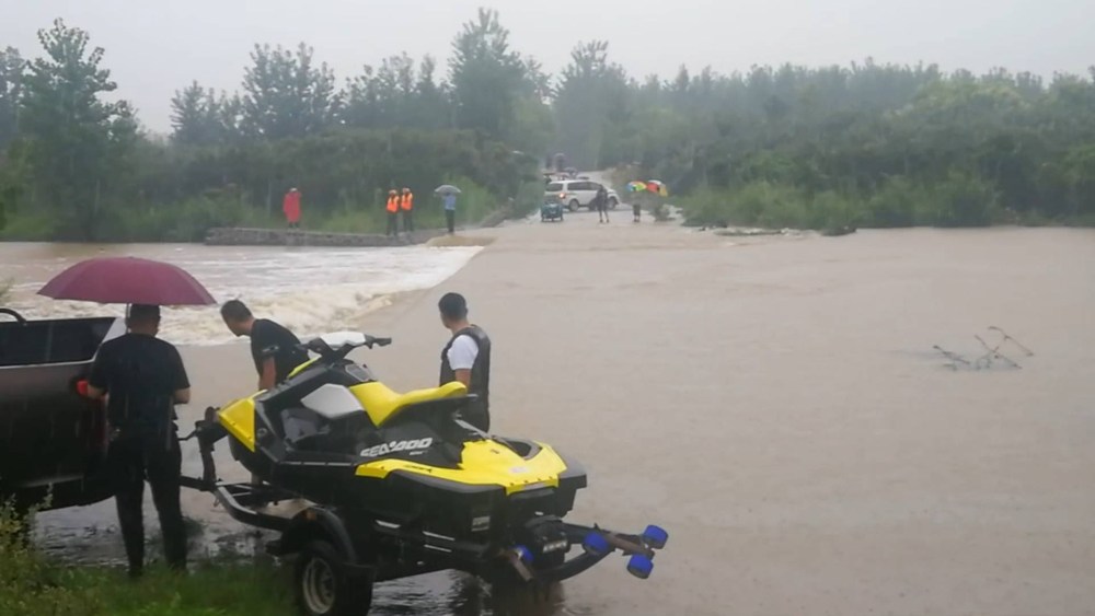 34秒丨临沂费县女孩骑电动车过漫水桥被上涨河水冲走 下落不明