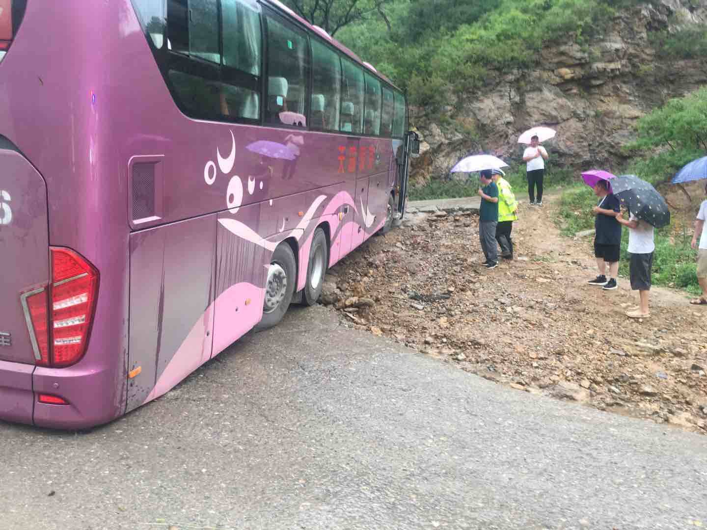 大客车雨中被困山路 淄博沂源交警暖心救助