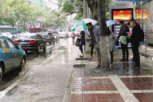59秒丨济宁昨夜迎暴雨级别强降雨天气 城区排水压力巨大