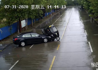 潍坊：降雨天气道路湿滑 小轿车刹车不及撞上电动三轮