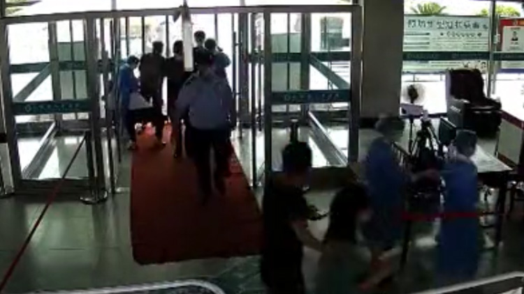42秒丨惊险！滨州一孕妇在医院门诊大厅分娩 医护人员紧急协助送至产房