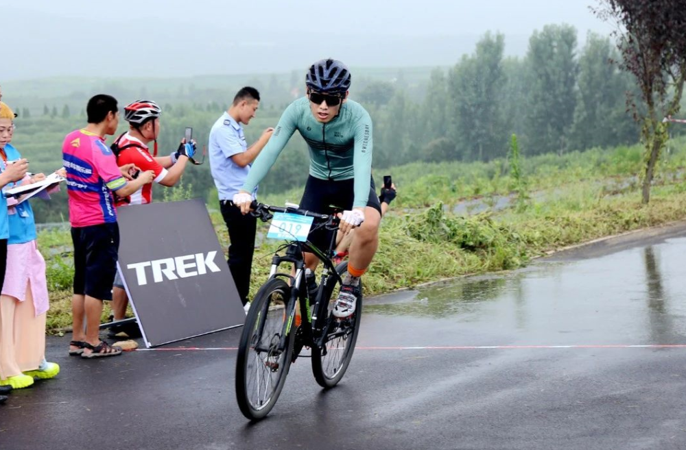 日照东港区举办全民健身运动会自行车比赛 200余名骑行爱好者参加