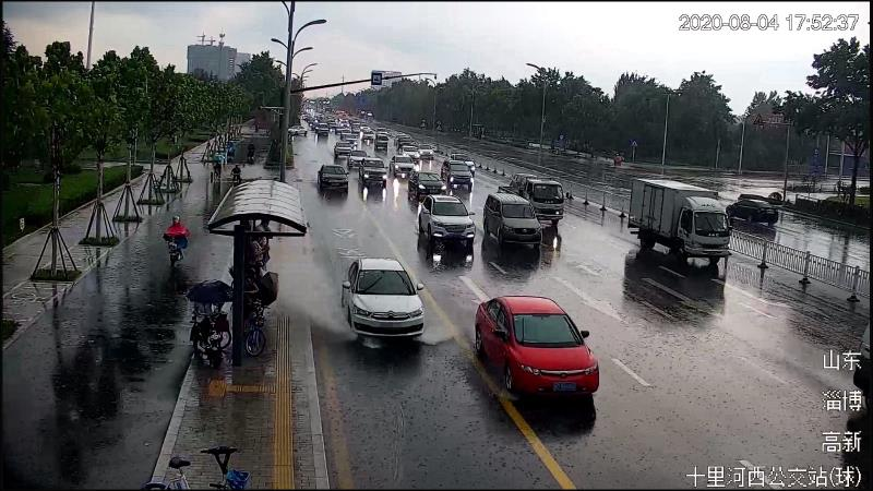 49秒｜雨天男子开车溅起2米水花浇湿路人 淄博交警找到车主结局令人舒适