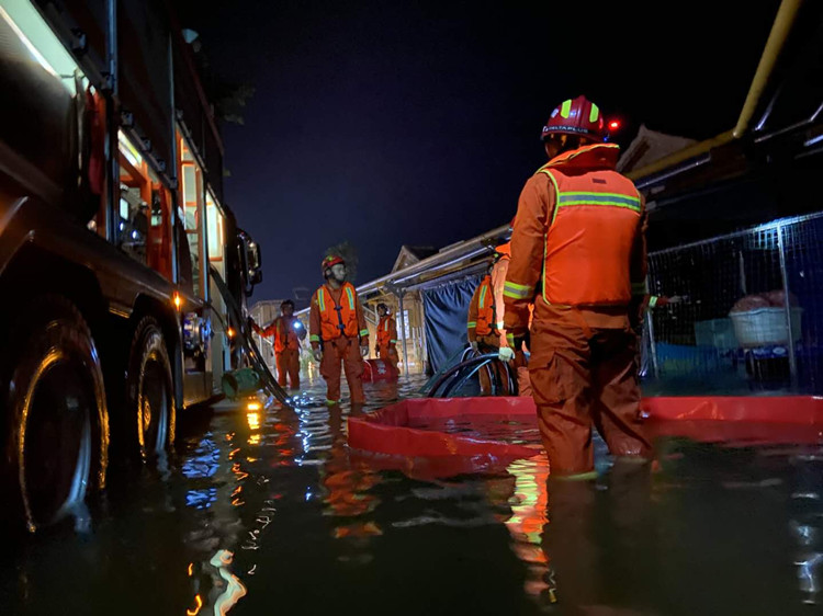 滕州：受暴雨影响一小区现齐腿深积水 当地防指紧急转移安置群众435人