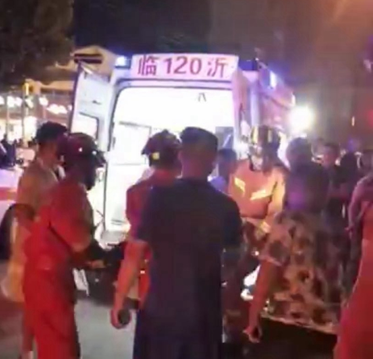 临沂沂南县一诊所屋顶失修滑落 事发时4人正在就诊2人受皮外伤送医