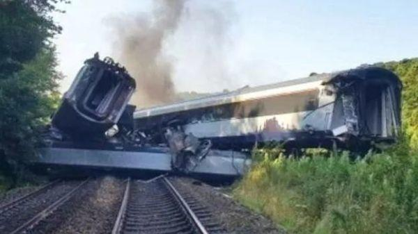 苏格兰发生火车脱轨事件 起因或为山体塌方
