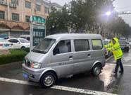 暴雨來襲 濱州惠民交警變“澆警”疏導交通