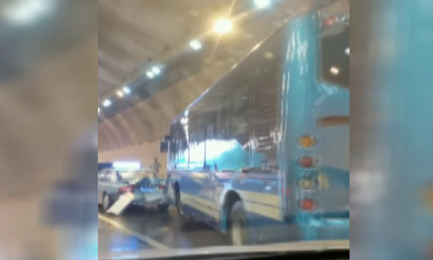 突发！济南转山隧道一公交车追尾出租车 事故仍在调查中
